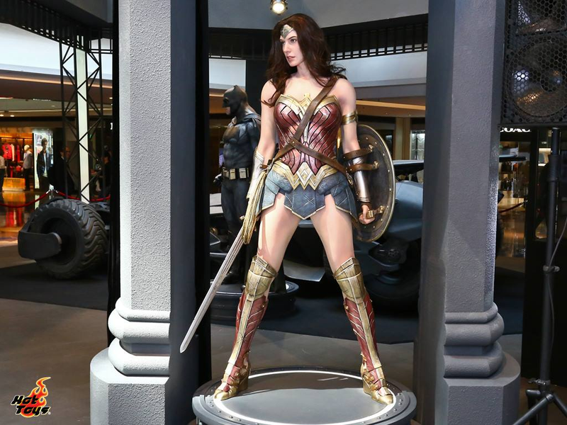 Illustration for article titled Toy Company Builds Life-Size Wonder Woman, Batmobile